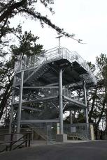 （写真）浜保育園西側の津波避難タワー
