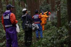 （写真）サル捕獲作戦 爆竹による追い込み