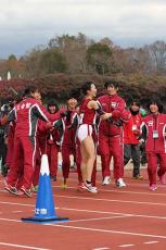 （写真）全日本大学女子選抜駅伝競走の初代王者に輝いた立命館大学