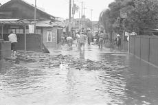 （写真）七夕豪雨浸水被害　後片付け