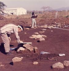 （写真）天間沢遺跡発掘作業