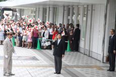（写真）新富士駅に降り立たれる皇太子殿下