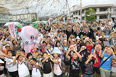 （写真）富士市交流プラザでの「富士山カンパイ」