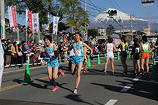 （写真）富士山を背にたすきリレー（㈱）小林製作所鷹岡工場前）