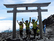 （写真）「富士山登山ルート3776」登頂達成の様子