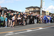 （写真）沿道で応援する人