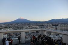 （写真）初日の出に染まる富士山と来場者