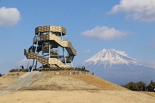 （写真）ドラゴンタワーと富士山