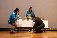 （写真）投票結果公表の様子