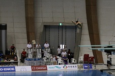 （写真）選手による飛び込み