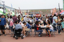 （写真）屋外休憩スペースで地元グルメに舌鼓