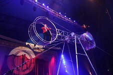 （写真）大きな車輪を使って行われた演技