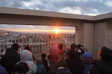 （写真）明るむ空を眺める皆さん