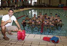 （写真）水泳教室にて記念撮影