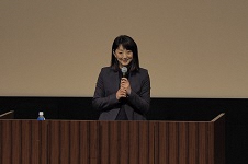 （写真）岩崎さんの講演