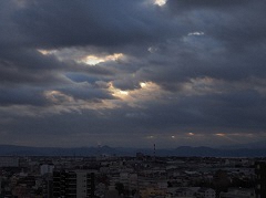 （写真）雲間から見える初日の出