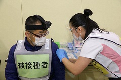 （写真）ワクチン接種の流れを確認