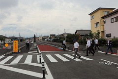 （写真）横断歩道を歩く