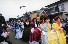（写真）町制施行100周年記念　貴族パレードの様子