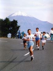 （写真）ふじかわキウイマラソンで力走する参加者