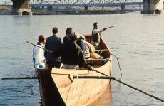（写真）復元された富士川渡し舟に乗る人々