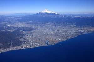 （写真）岩本山西側から富士山、愛鷹山、富士市街にかけて空から撮影