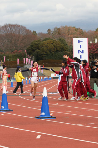 （写真）富士山女子駅伝　1位でゴールした立命館大学の選手