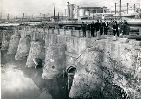 （写真）沼川石水門撤去式