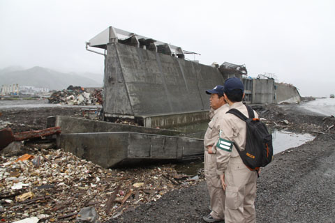 （写真）東日本大震災の被災地である岩手県大槌町を鈴木尚市長が視察
