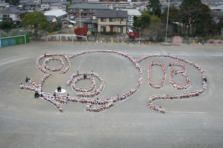 （写真）岩松小学校ネズミの人絵