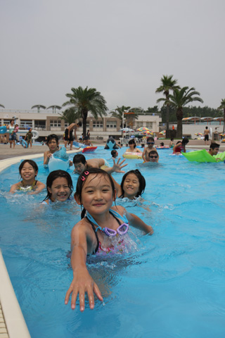 （写真）プールで楽しむ子どもたち