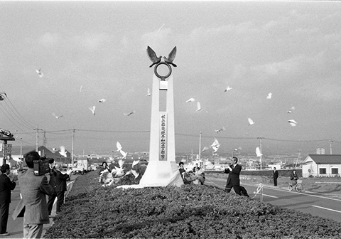 （写真）平和都市宣言塔除幕式