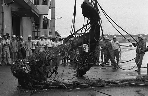 （写真）ロシア軍艦ディアナ号のいかり引き揚げ