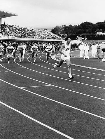 （写真）陸上競技場新装オープン