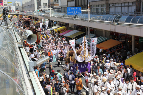 （写真）吉原商店街を引き歩く人々