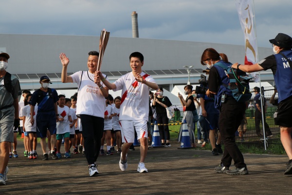 （写真）東京2020オリンピック聖火リレー　第1走者の望月丈瑠さん（右）