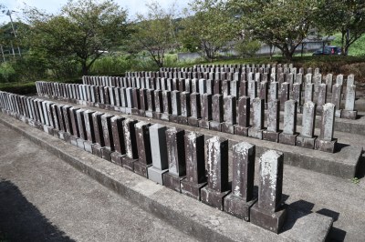 （写真）同じ形の石碑