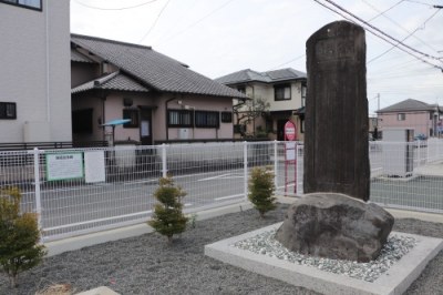 （写真）開拓記念碑と看板