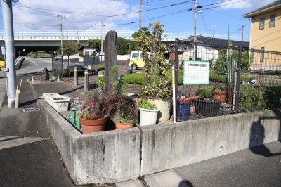 （写真）少年戦車兵慰霊碑と看板