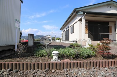 （写真）空襲で破壊された鳥居跡と看板