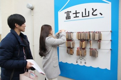 （写真）木札をつけるご夫婦