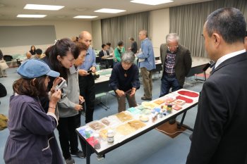 （写真）北斎ブルーの顔料を見学する参加者