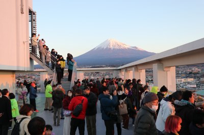 （写真）日の出後、富士山も明るく