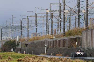 （写真）新幹線側道を走行1