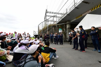 （写真）ピット前でクルーと対面している様子1