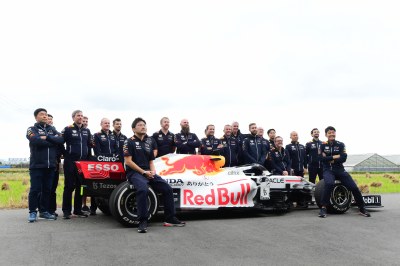（写真）F1を囲んでクルーの集合写真