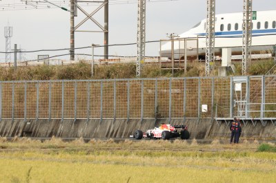 （写真）新幹線こだまとF1並走とたんぼ