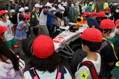 （写真）F1を間近に見る児童4