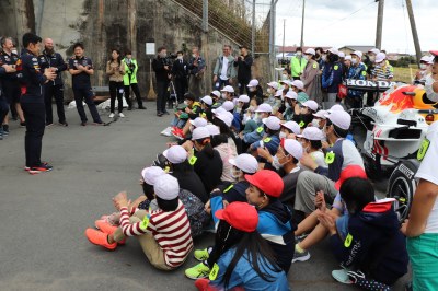 （写真）ピット前でクルーと対面している様子2