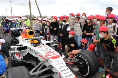 （写真）F1を間近に見る児童1